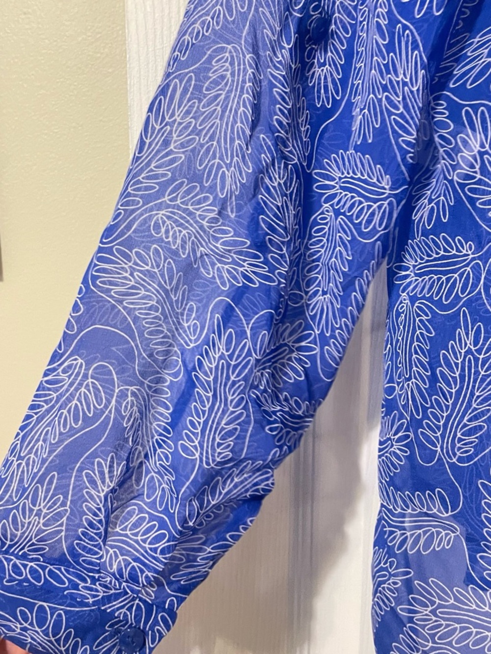 Diane Von Furstenberg Blue Printed  Button-Front Blouse sheer size 12 💯 silk - Picture 6 of 9